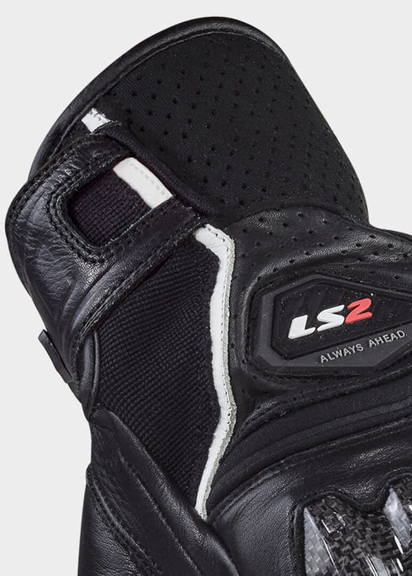 Perforaciones en dedos y muñeca en los guantes LS2 Spark II Leather